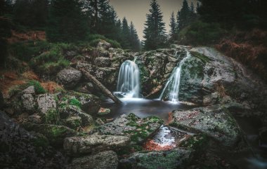 Beyaz Smeda Şelalesi, Çek Cumhuriyeti 'ndeki Jizera Dağları' ndaki Bila Smeda Şelalesi.