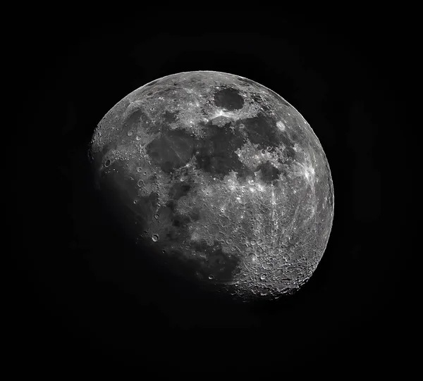 Grande lune dans sa pleine phase avec des cratères détaillés . — Photo