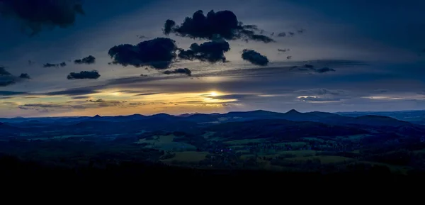 Atardecer amanecer desde la torre de vigilancia Hvozd a las montañas Luzicke —  Fotos de Stock