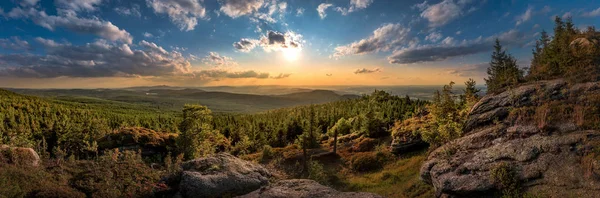 Sonnenuntergang auf dem Aussichtspunkt ptaci kupy im Isergebirge, Liberec, Tschechische Republik — Stockfoto