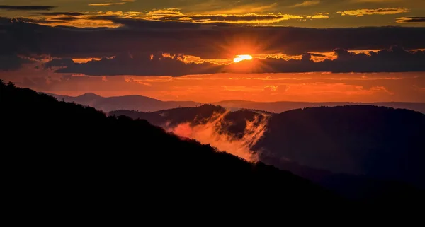 Západ slunce na vyhlídce na vrcholu Oresnik v Jizerských horách, Hejnice, Česká republika — Stock fotografie