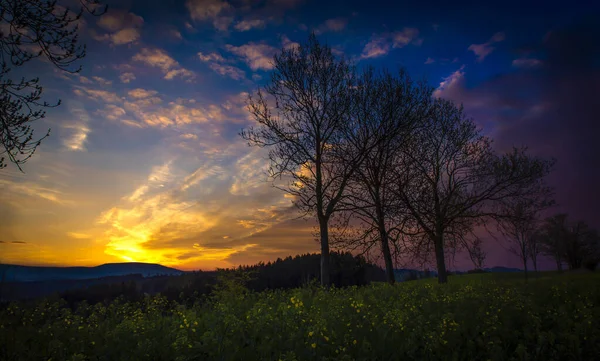 Merveilleux coucher de soleil lever du soleil sur le paysage — Photo