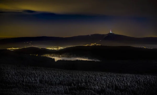 Vinter natt utsikt över Ptaci kupy i Jizera Mountains, Liberec, Tjeckien — Stockfoto