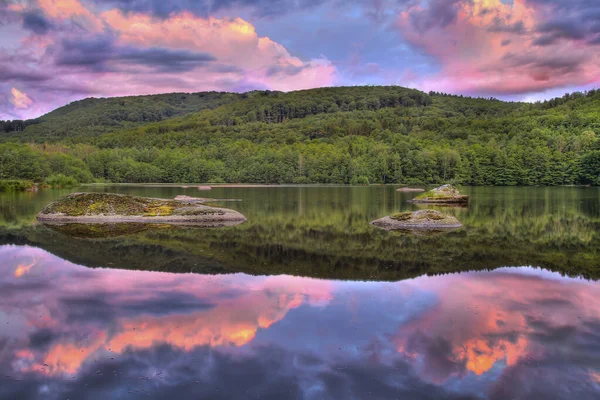 Merveilleux coucher de soleil lever du soleil sur le paysage miroir dans la surface de l'eau — Photo