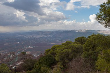 Tavor Dağı manzaralı yağmur ve güneş.