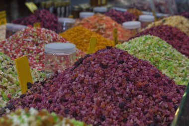 Dekorasyon için kurutulmuş meyve. Tatlı renk, lezzetli neşe