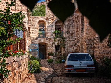 Şehrin eski bir bölgesinde huzur ve güzellik telkin eden pitoresk bir avlu.