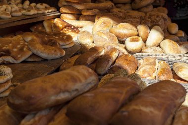 Cumartesi yemeği için beyaz ekmek ve challah. Masaya taze ve lezzetli hamur işleri.