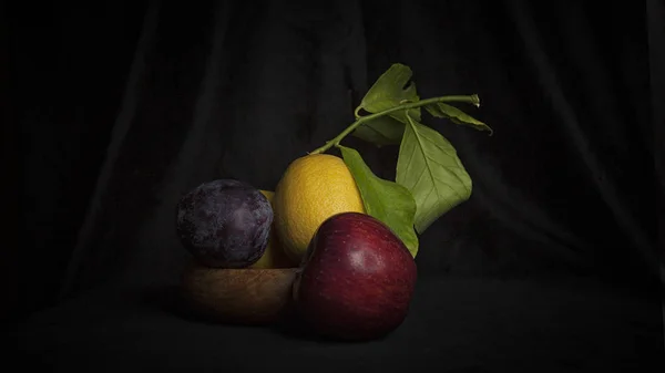 Still Life Plum Apple Lemon Dark Still Life Vegetarian Healthy — Stock Photo, Image