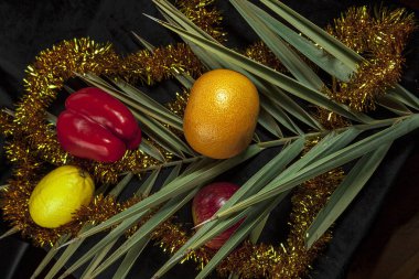 Noel ve yeni yıl resimlere ve kartpostallara alışılmadık bir bakış. Biber, hurma ve hurma ağaçları,