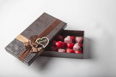 Sevgililer Günü için pembe çikolata bilimsel çalışması. Zararsız doğal ürünler. Orijinal hediye