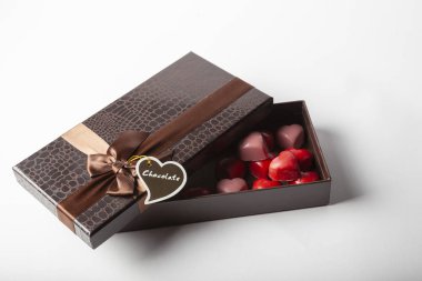 Sevgililer Günü için pembe çikolata bilimsel çalışması. Zararsız doğal ürünler. Orijinal hediye