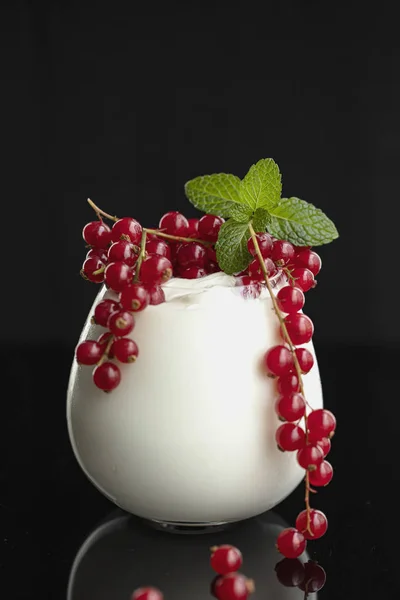 Yogurt Naturale Bicchiere Decorato Con Bacche Ribes Rosso Fresco Foglie — Foto Stock