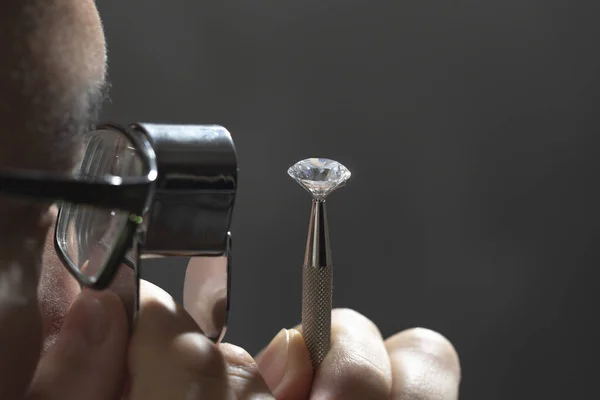Gioielliere Uomo Possesso Forma Rotonda Diamante Affari Gioielleria Industria Dei — Foto Stock