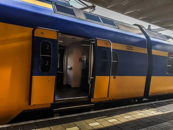 Tren kapısı peronda açık..