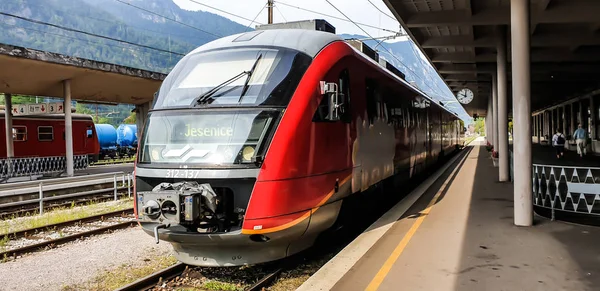 Rode trein in het treinstation van Jesenice. — Stockfoto