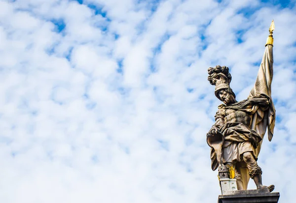 Statue St. Florian sur la place Alter markt de Salzbourg, Autriche — Photo