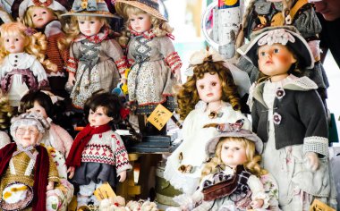 Avusturya, Salzburg 'daki marketlerde satılık küçük güzel kız bebekleri. Çok renkli elbiseler, şapkalar ve saçlar bebekleri çok şirin gösteriyor..