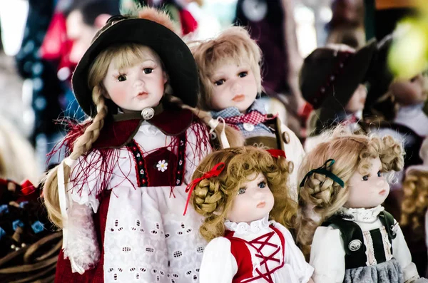 Pequeñas muñecas de niña bonita en venta en los mercados de Salzburgo en Austria. Vestido muy colorido y sombreros y el pelo hacen que las muñecas se vea muy lindo . Imagen De Stock