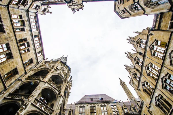 Münih, Almanya - 29 Ağustos 2019: Münih 'teki Marienplatz' da yeni belediye binası, aşağıdan manzara