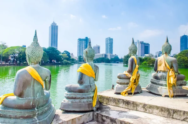 Colombo / Srilanka 27 Aralık 2019: Colombo Srilanka 'daki Gangaramaya Gölü Tapınağı' ndaki Buda heykellerinin arkası.