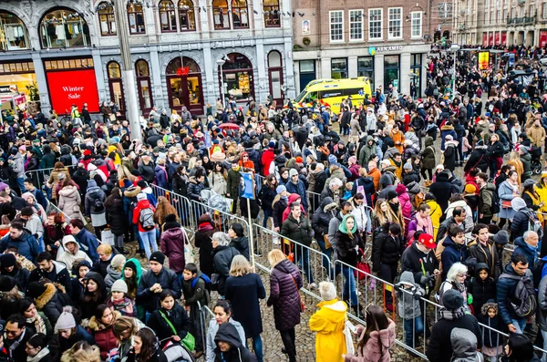 Amsterdam / Hollanda 18 Ocak 2020: Lale Festivali gününde Amsterdam meydanında kalabalık