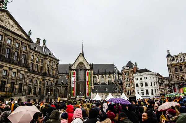 Amsterdam / Nederland 18 januari 2020: menigte op Amsterdam plein op Tulpenfestival dag — Stockfoto