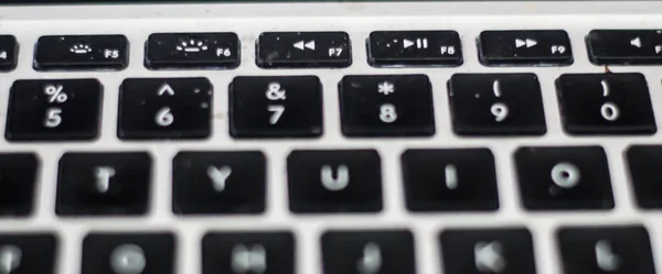 Rakamlara odaklı Macbook profesyonel klavyesi. Seçici odaklanma. Siyah ve beyaz