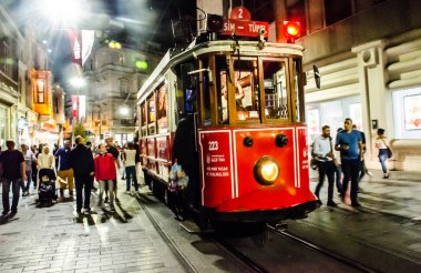 İstanbul / Türkiye 15. Spet 2019: Geceleyin geleneksel kırmızı tramvaya binin