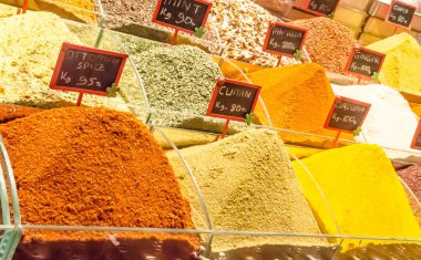İstanbul 'daki Türk baharat pazarında baharat yığını