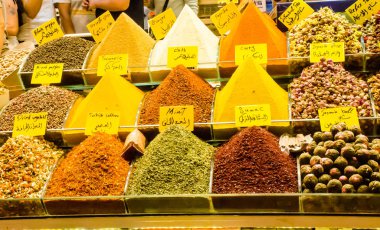 İstanbul 'daki Türk baharat pazarında baharat yığını