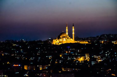 İstanbul 'daki ışıklandırılmış cami gece gökyüzü arka planında