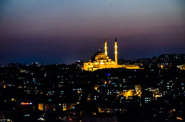 İstanbul 'daki ışıklandırılmış cami gece gökyüzü arka planında