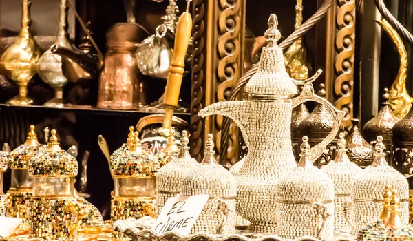 Turecká dekorativní luxusní konvice na čaj a sklenice na prodej ve velkém bazaru — Stock fotografie