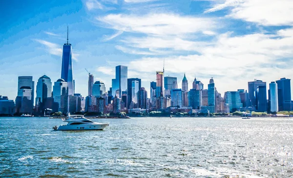 View of Manhattan, Newyork and a boat in the sea — Stock Photo, Image