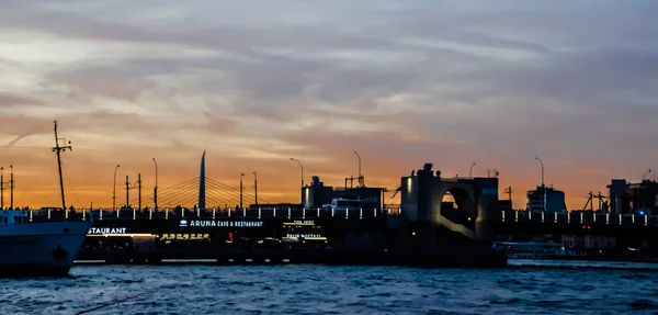 Pont de Galata à Istanbul, Turquie dans la nuit — Photo