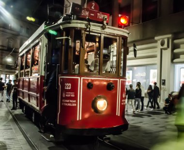 Gece geleneksel kırmızı tramvayı al.