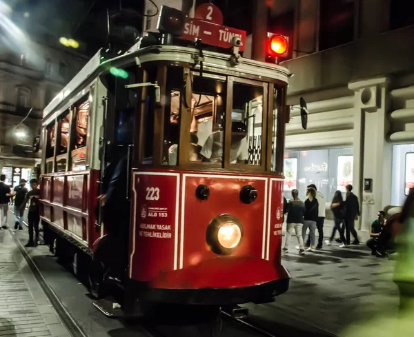 Tram rouge traditionnel Takim dans la nuit — Photo