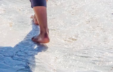 Pamukkale beyaz tortu üzerinde yürüyen bir kadın..