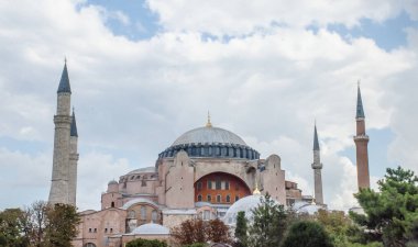 Ayasofya 'nın dış görünüşü güneş ışığını yansıtıyor