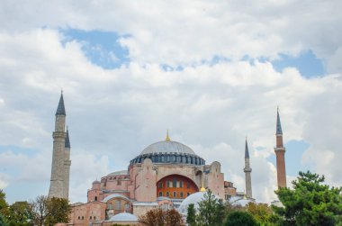 Ayasofya 'nın dış görünüşü güneş ışığını yansıtıyor