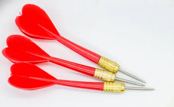 Metal uçlu üç kırmızı dart.
