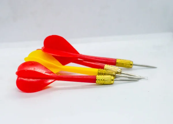 Three Red One Yellow Darts Same Direction Concept Odd One — Stock Photo, Image