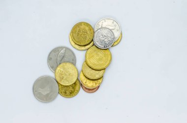 Kovadaki farklı Euro sent paraları.