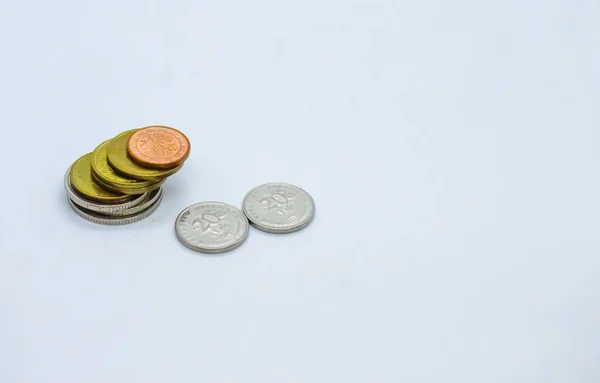 Kovadaki farklı Euro sent paraları.