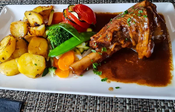 Comida Francesa Con Ensalada Tomate Frijoles Patatas Respaldadas Lámpara Con Fotos De Stock