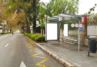 Billboard, afiş, boş, beyaz bir otobüs durağında