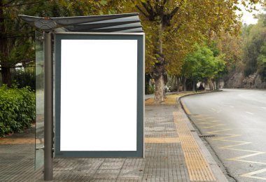 Şehir merkezinde ışık olan ilan panosu 