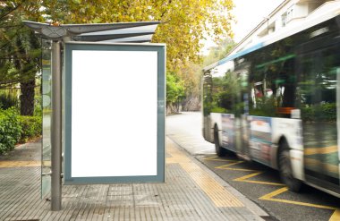 Şehir merkezinde otobüs hattı olan bir reklam panosu. 