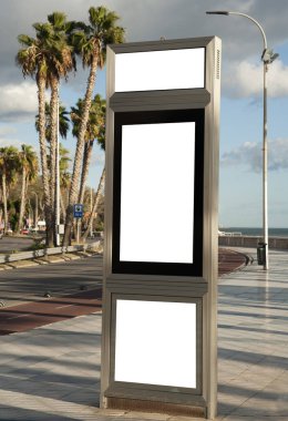 Şehir merkezinde ışık olan ilan panosu